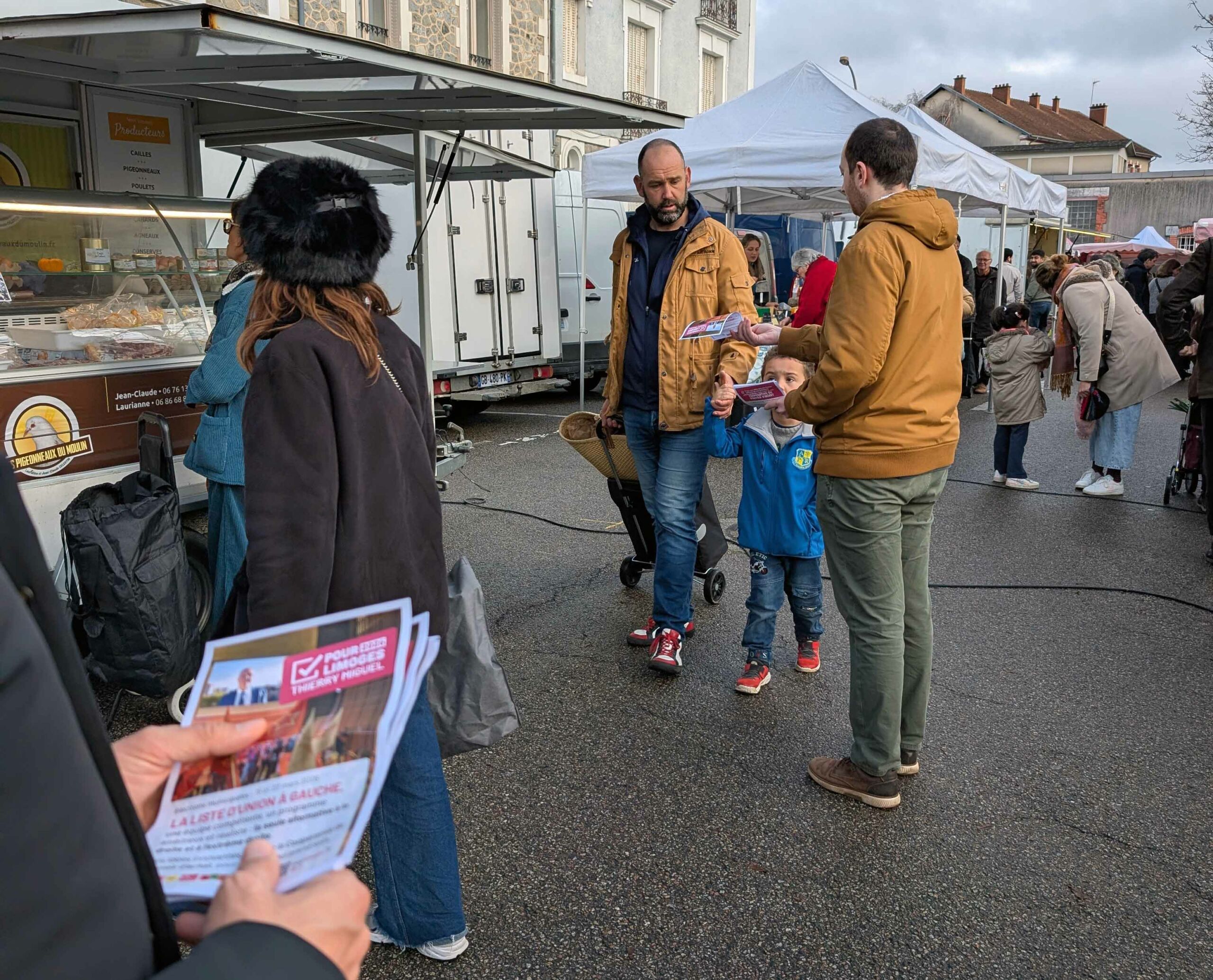 Distribution de tract sur la coop du pouvoir d'achat